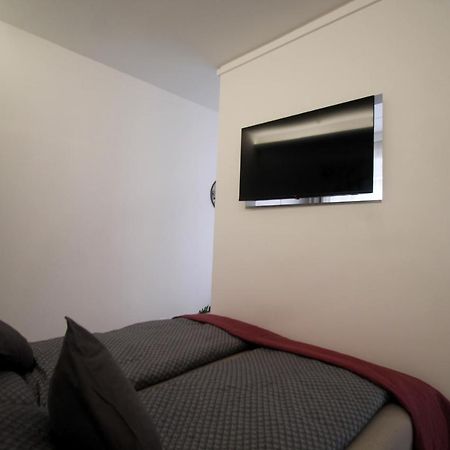 Modern Studio A Belvaros Koezepen Parkoloval- Kata Studioapartman Дьор Екстериор снимка