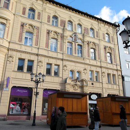 Modern Studio A Belvaros Koezepen Parkoloval- Kata Studioapartman Дьор Екстериор снимка