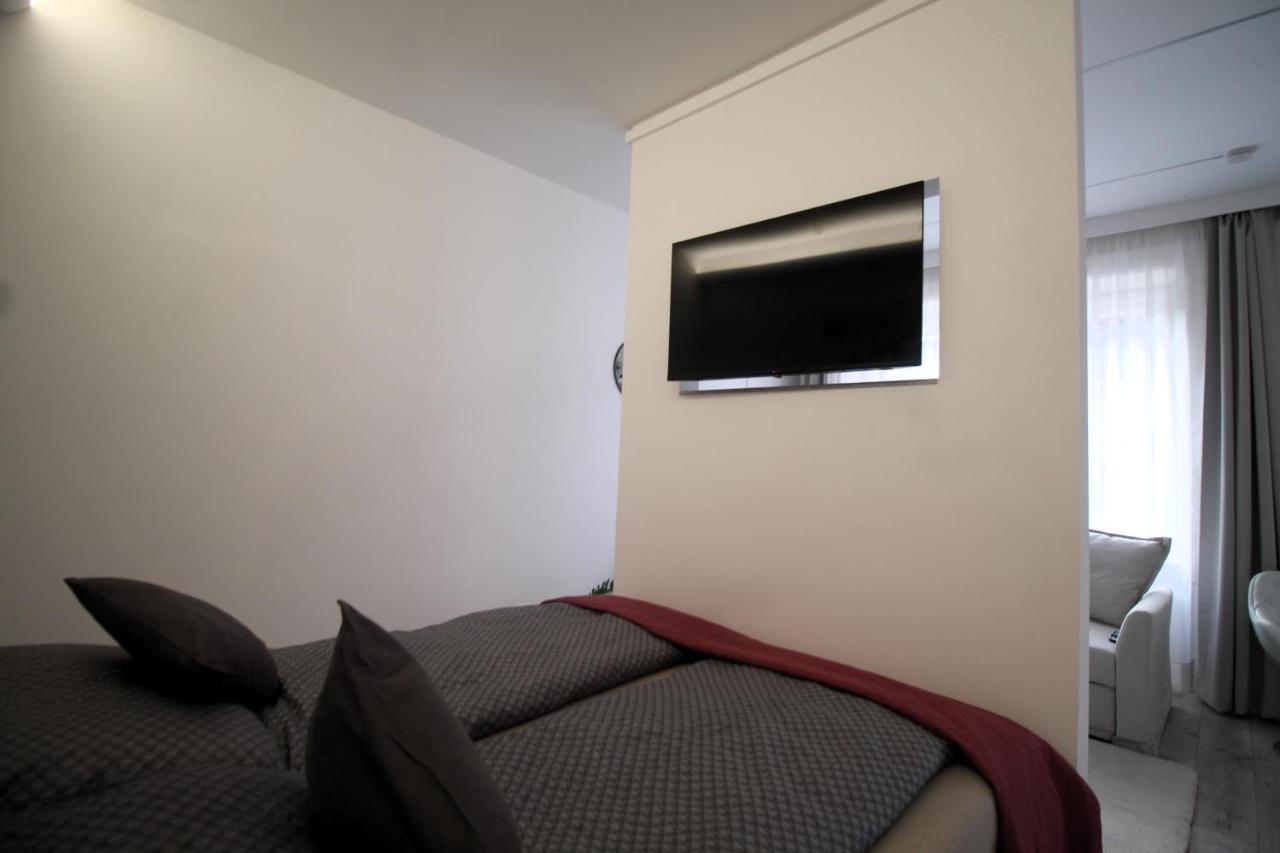 Modern Studio A Belvaros Koezepen Parkoloval- Kata Studioapartman Дьор Екстериор снимка