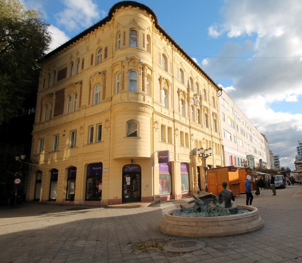 Modern Studio A Belvaros Koezepen Parkoloval- Kata Studioapartman Дьор Екстериор снимка