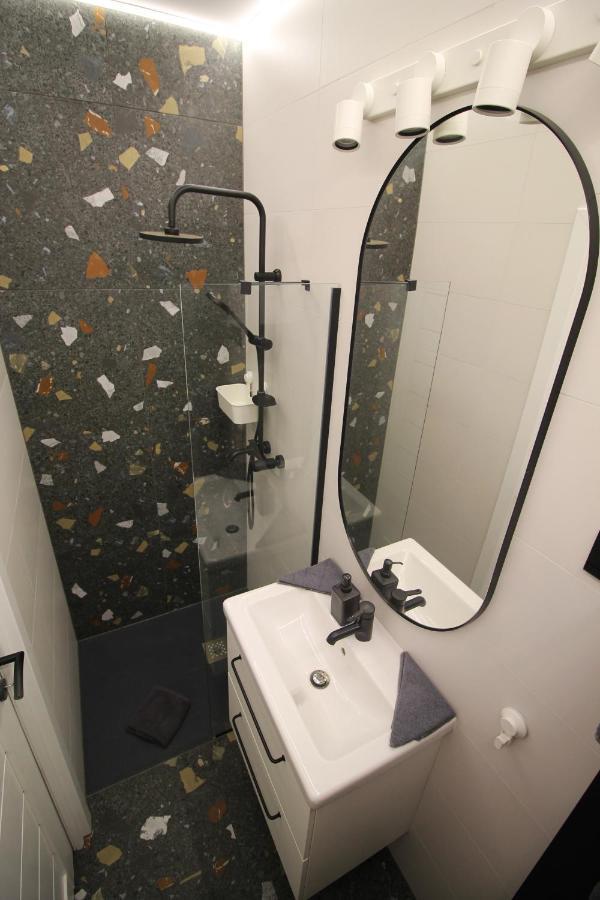 Modern Studio A Belvaros Koezepen Parkoloval- Kata Studioapartman Дьор Екстериор снимка
