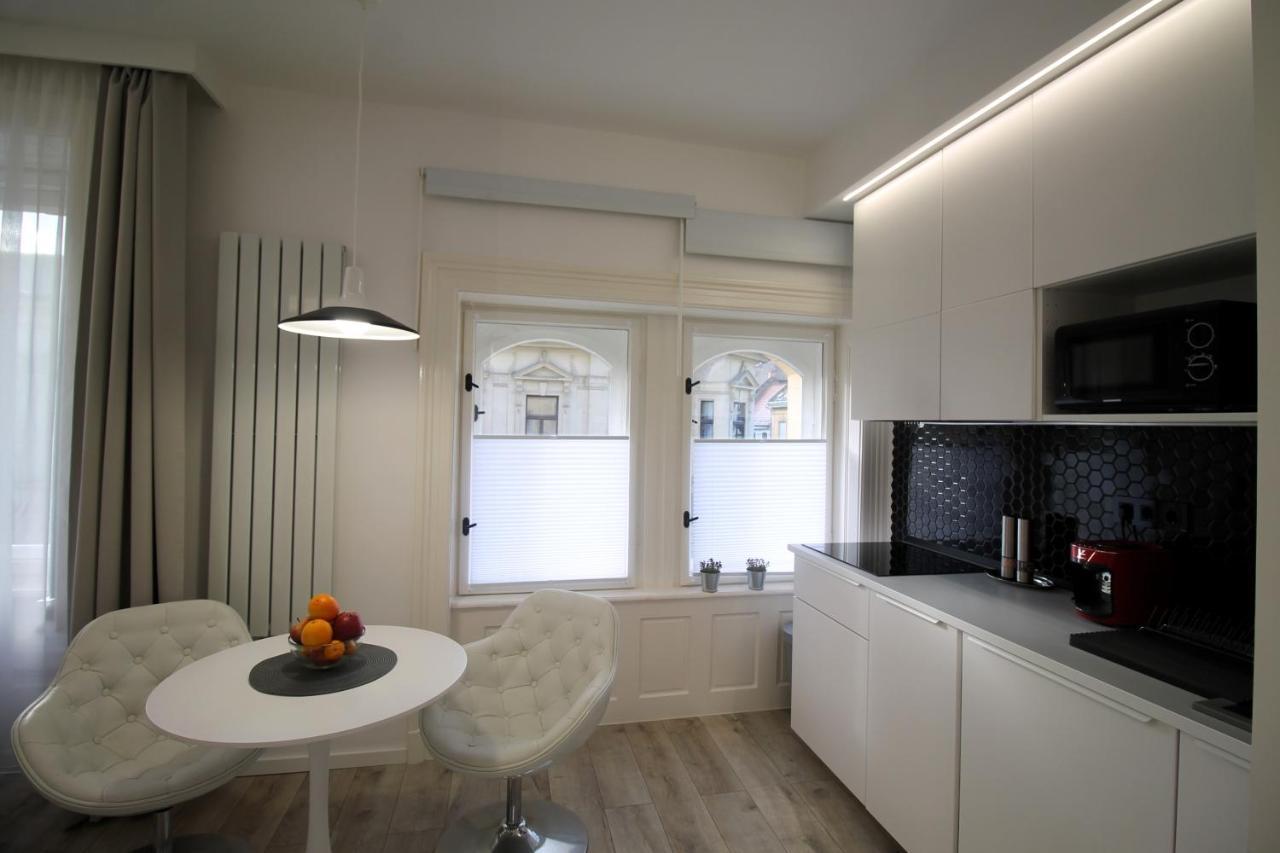 Modern Studio A Belvaros Koezepen Parkoloval- Kata Studioapartman Дьор Екстериор снимка
