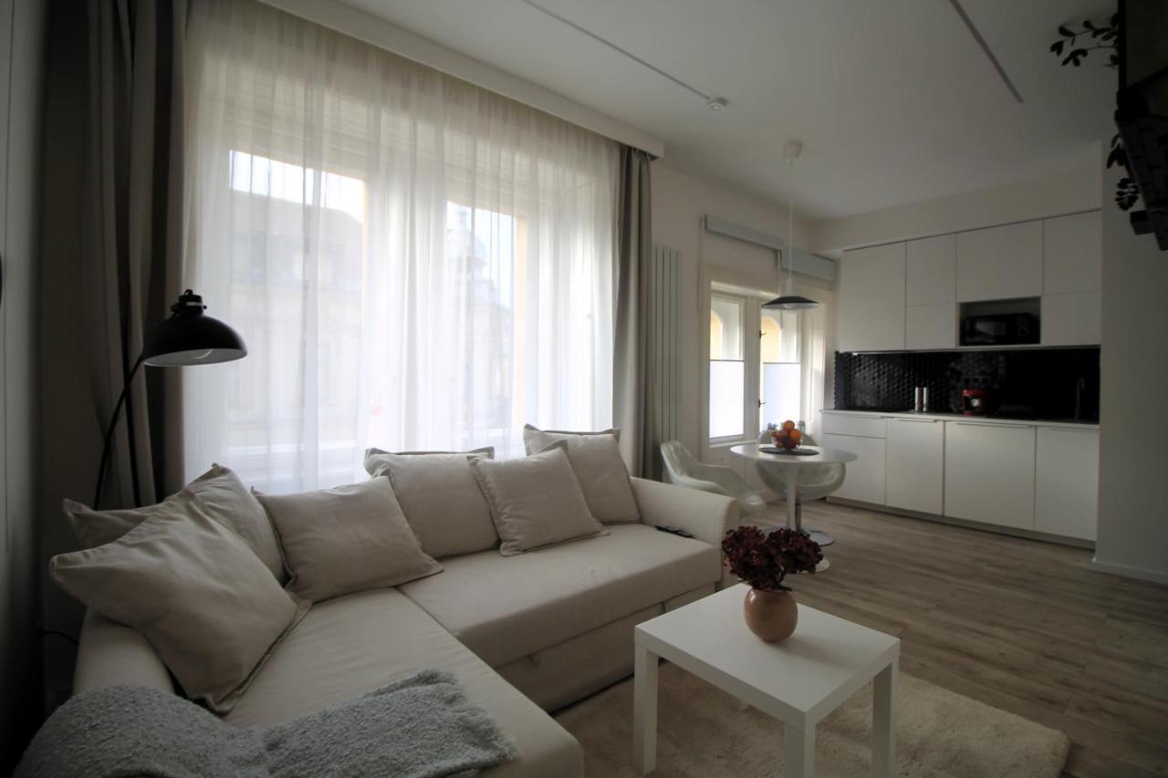 Modern Studio A Belvaros Koezepen Parkoloval- Kata Studioapartman Дьор Екстериор снимка