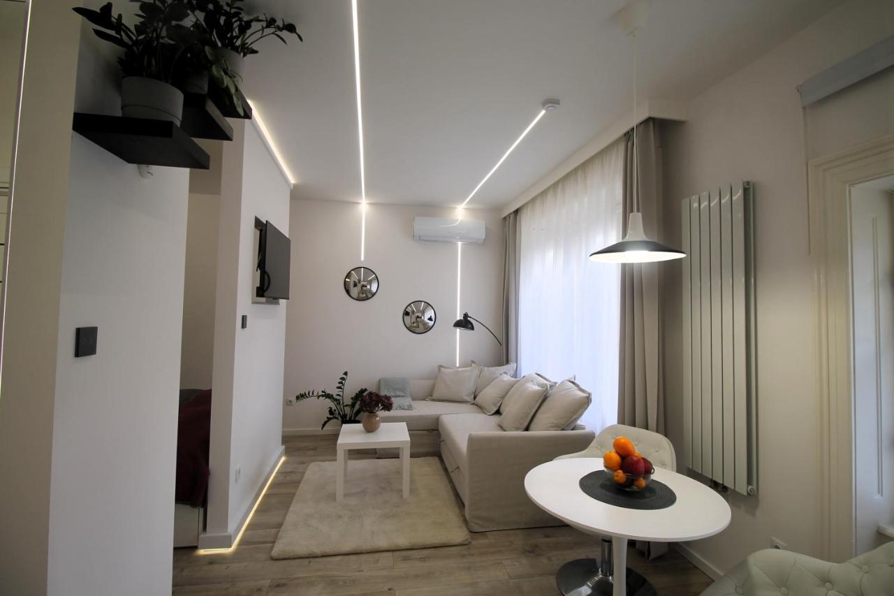 Modern Studio A Belvaros Koezepen Parkoloval- Kata Studioapartman Дьор Екстериор снимка