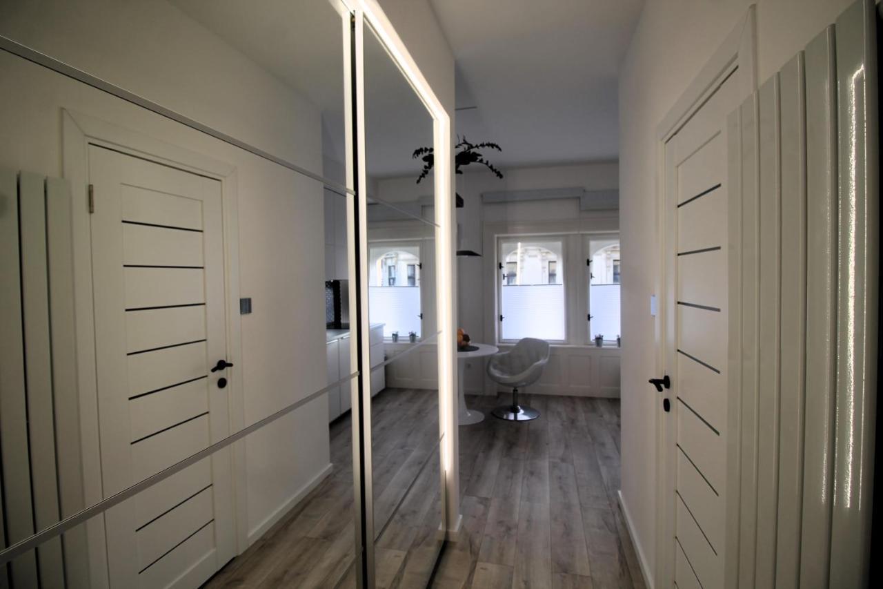 Modern Studio A Belvaros Koezepen Parkoloval- Kata Studioapartman Дьор Екстериор снимка