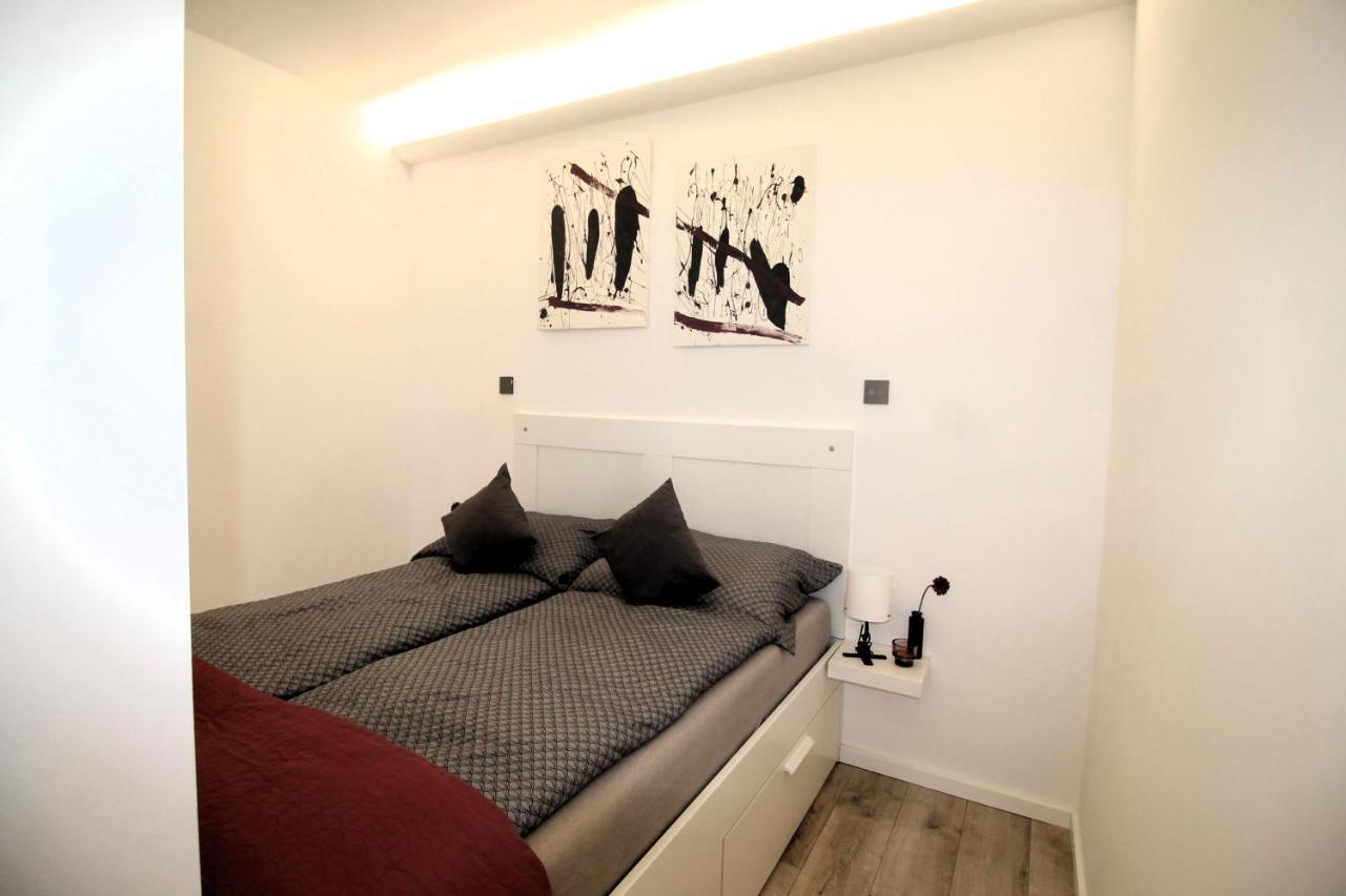 Modern Studio A Belvaros Koezepen Parkoloval- Kata Studioapartman Дьор Екстериор снимка